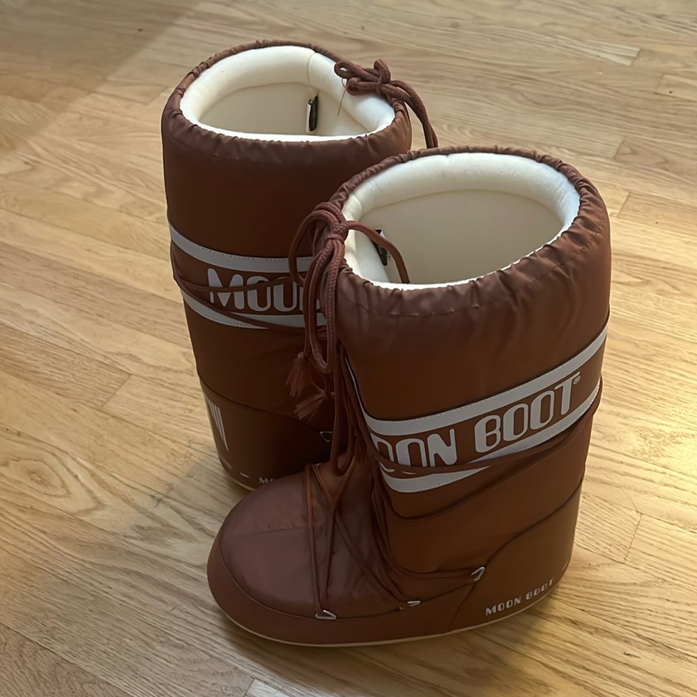 Moon boots